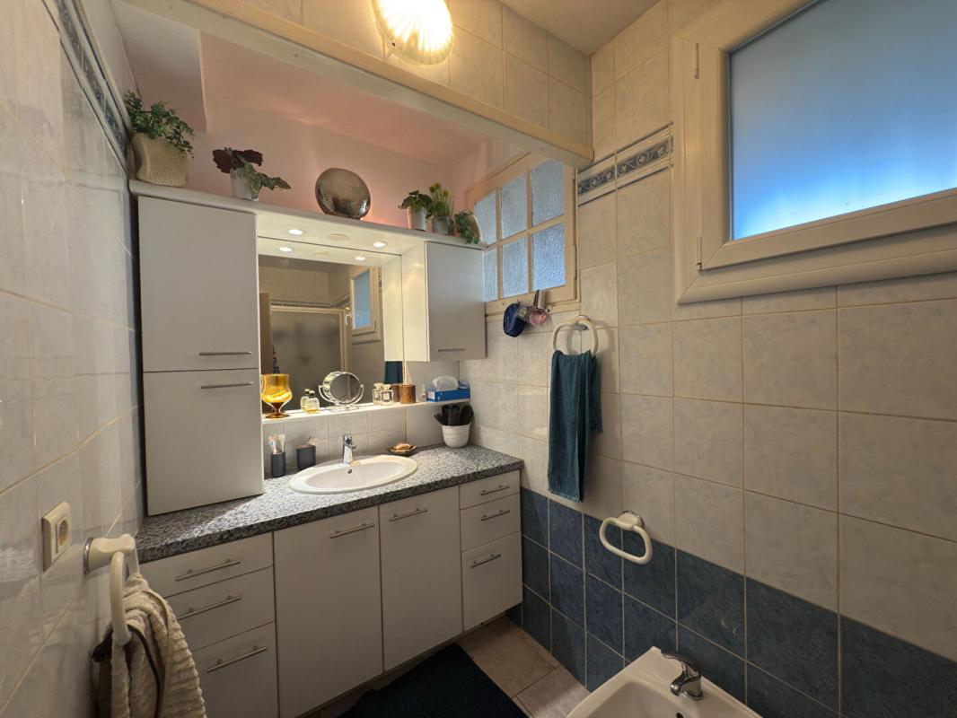 VIAS Villa avec appartement et garage à Vias 10