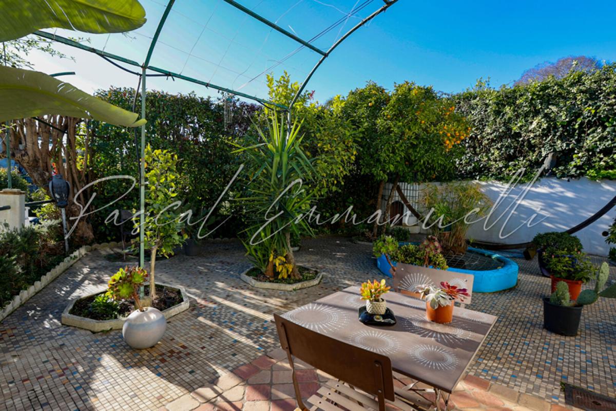 ANTIBES Maison Antibes 6 pièce(s) 170 m2 sur 1600m2 de terrain Les Brusquets 10