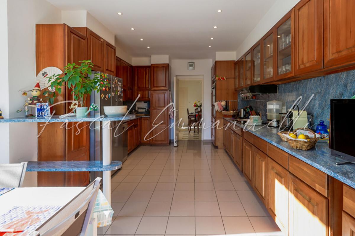 ANTIBES Maison Antibes 6 pièce(s) 170 m2 sur 1600m2 de terrain Les Brusquets 11