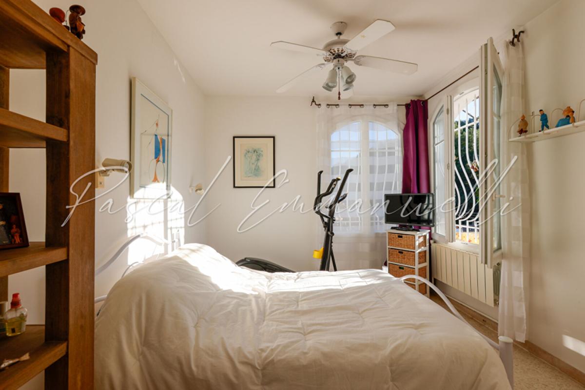 ANTIBES Maison Antibes 6 pièce(s) 170 m2 sur 1600m2 de terrain Les Brusquets 13