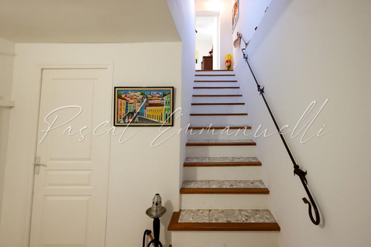 ANTIBES Maison Antibes 6 pièce(s) 170 m2 sur 1600m2 de terrain Les Brusquets 16