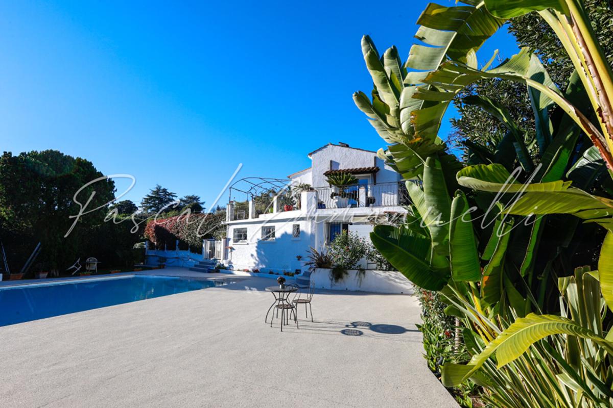 ANTIBES Maison Antibes 6 pièce(s) 170 m2 sur 1600m2 de terrain Les Brusquets 6