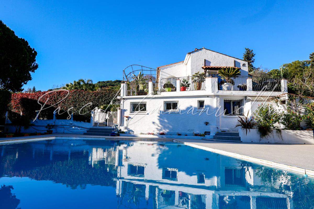 ANTIBES Maison Antibes 6 pièce(s) 170 m2 sur 1600m2 de terrain Les Brusquets 7