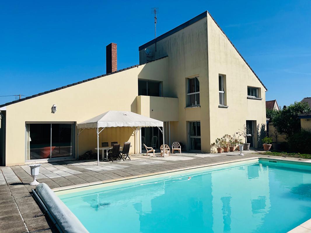 MARCILLY-SUR-SEINE Maison d'architecte 11 pièces, 359 m2 sur parc de 7609 m2 1