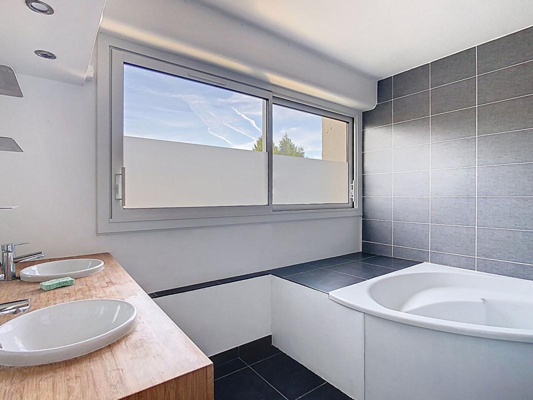 MALZEVILLE 54220 Malzéville ? Appartement T5 traversant, très lumineux, balcons, cave, 2 parkings ? Petite copropriété au calme 10