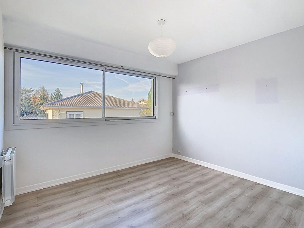 MALZEVILLE 54220 Malzéville ? Appartement T5 traversant, très lumineux, balcons, cave, 2 parkings ? Petite copropriété au calme 12