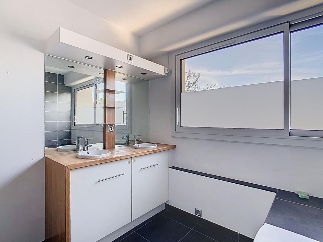 MALZEVILLE 54220 Malzéville ? Appartement T5 traversant, très lumineux, balcons, cave, 2 parkings ? Petite copropriété au calme 9