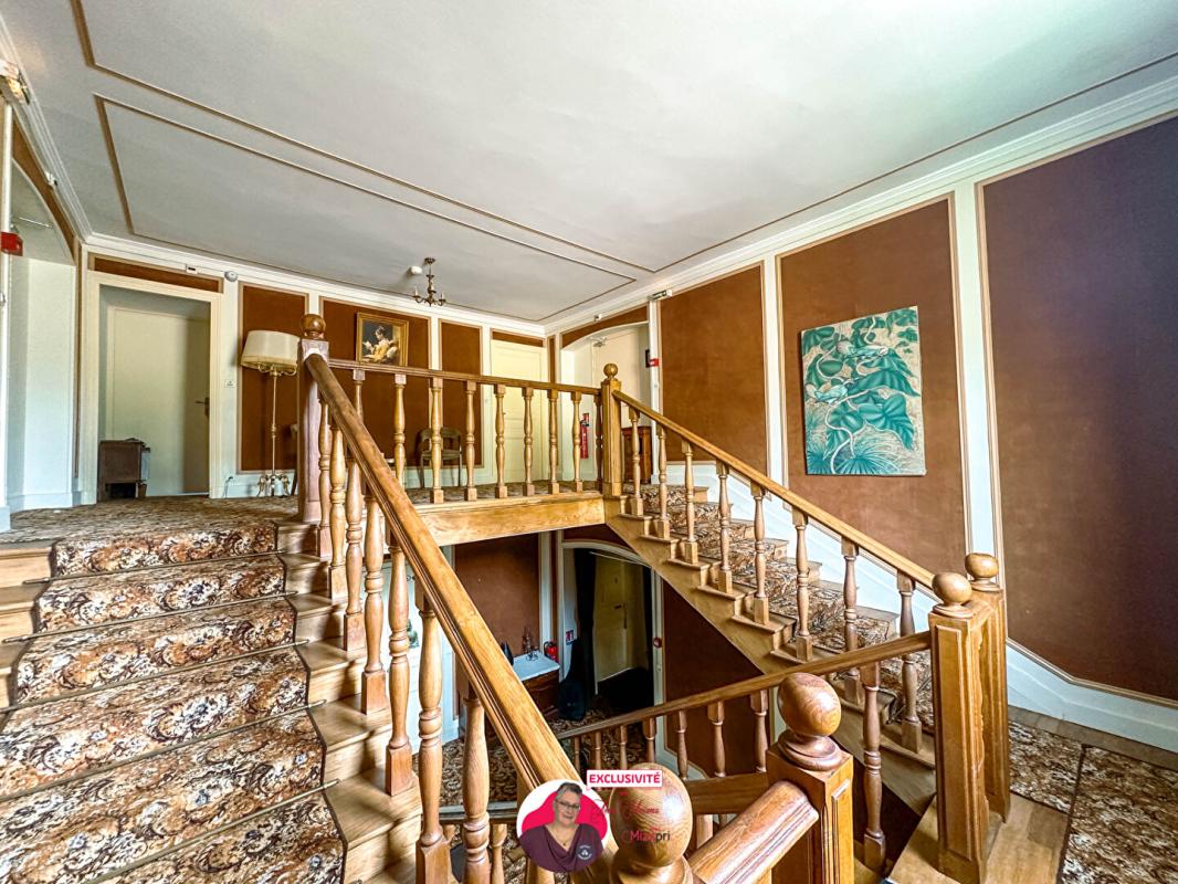 VERNET-LA-VARENNE Hôtel particulier 23 pièces 868 m2 sur parcelle 3000 m² et dépendances 10