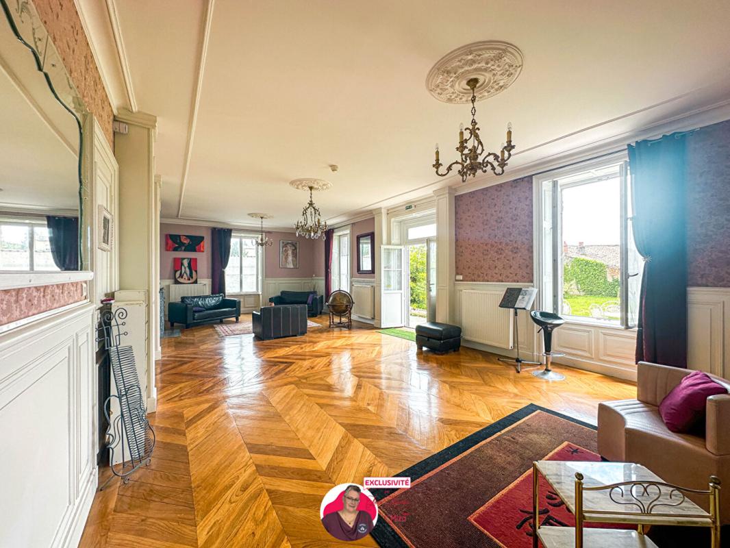 VERNET-LA-VARENNE Hôtel particulier 23 pièces 868 m2 sur parcelle 3000 m² et dépendances 6