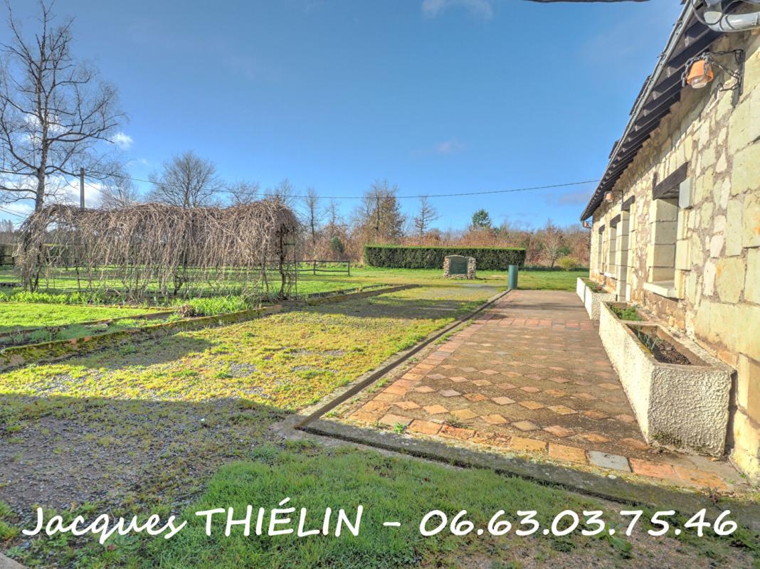 LONGUE-JUMELLES Maison en pierre à rénover au calme absolu 14