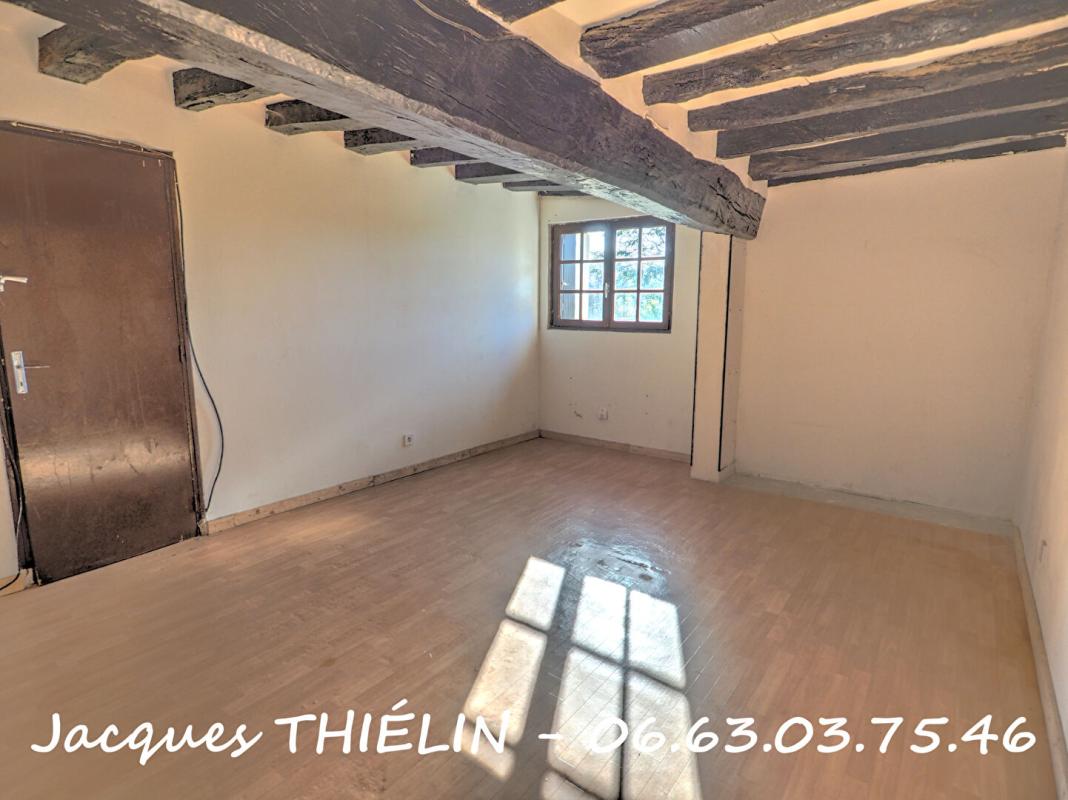 LONGUE-JUMELLES Maison en pierre à rénover au calme absolu 4