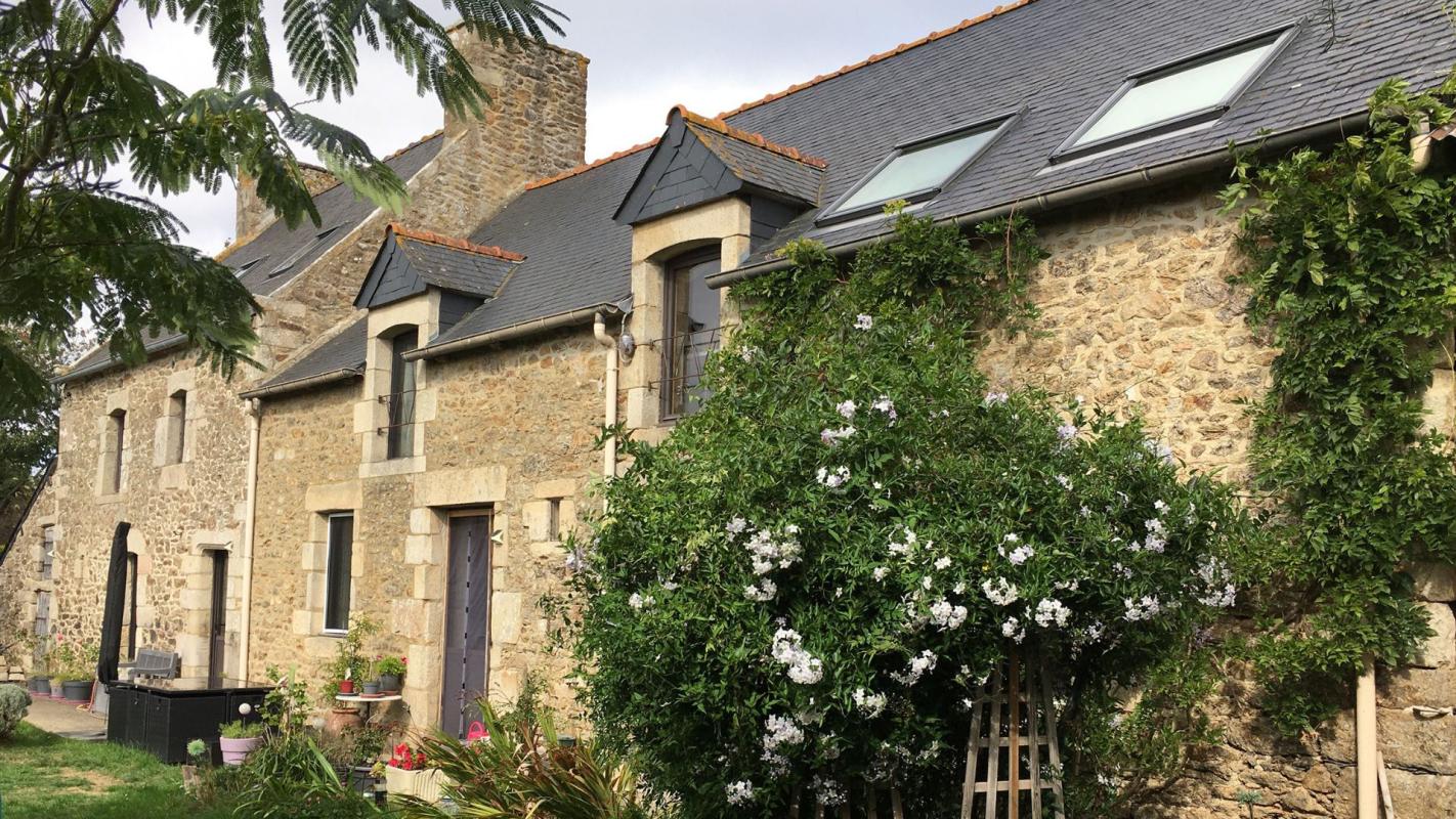 BOURSEUL Longère en pierre rénovée de 265 m² habitables 2