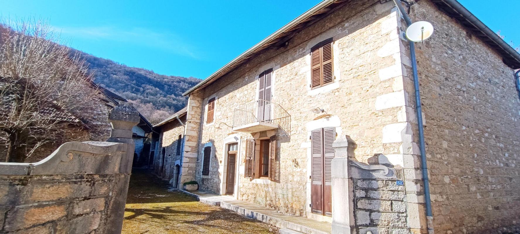 AMBLEON Longère en pierre avec dépendances  À 1h15 de Genève, 55 min de Lyon 1