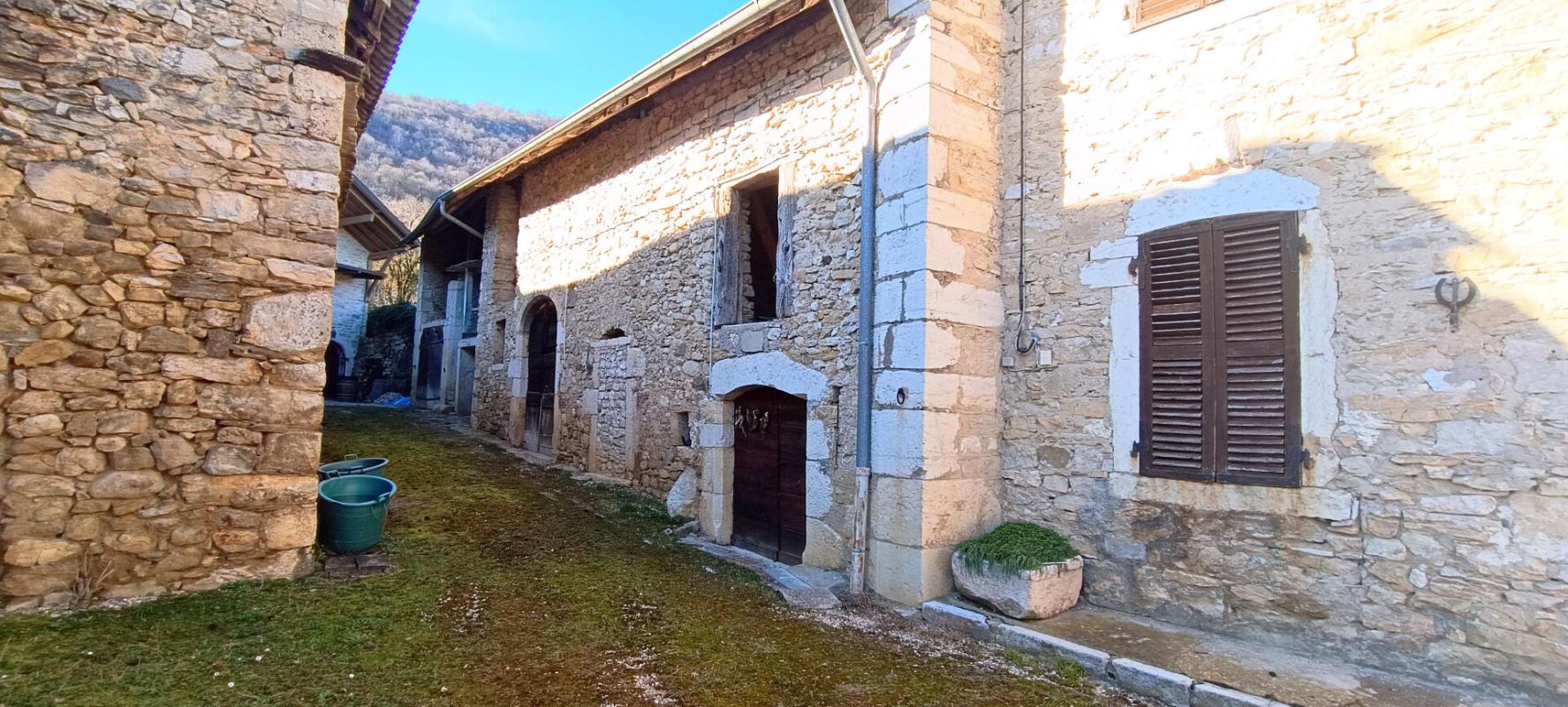 AMBLEON Longère en pierre avec dépendances  À 1h15 de Genève, 55 min de Lyon 3