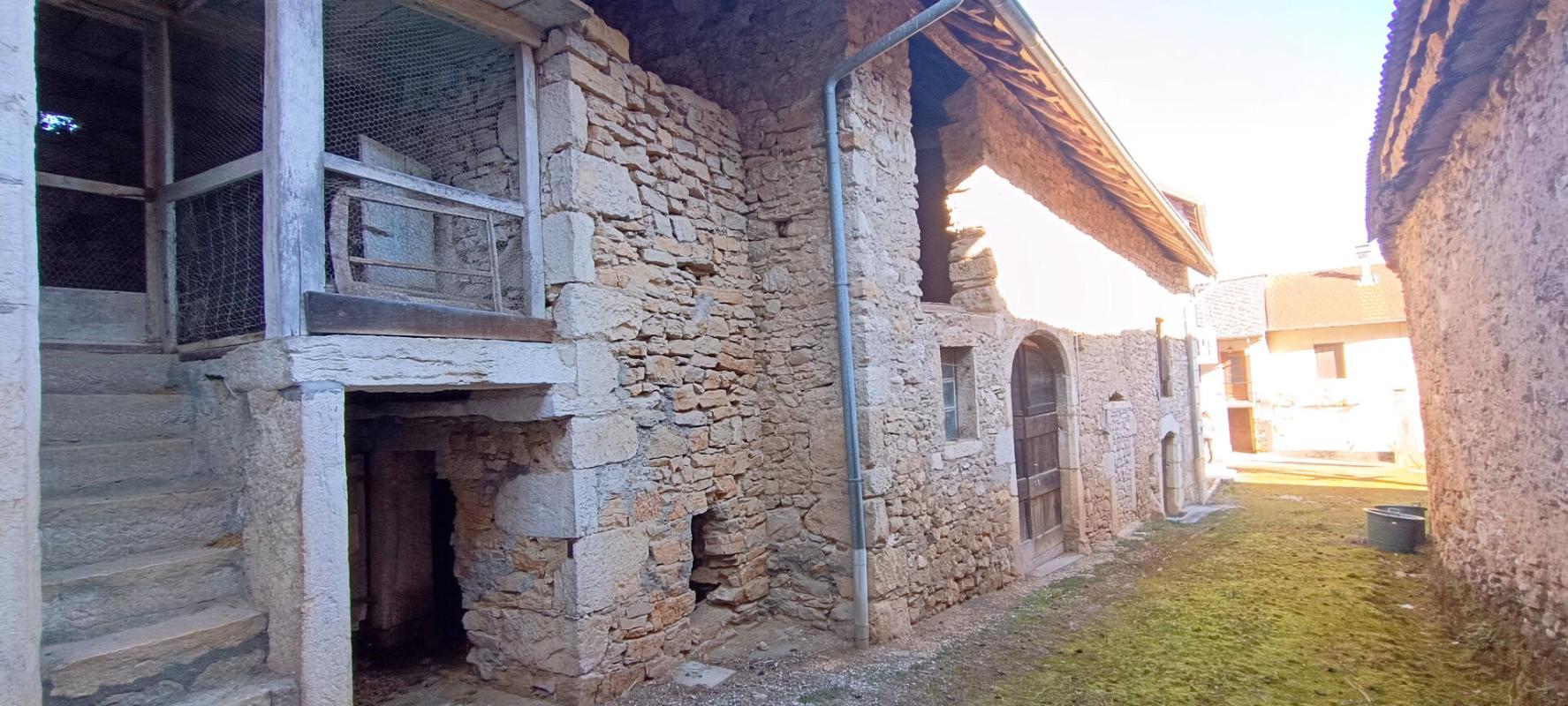 AMBLEON Longère en pierre avec dépendances  À 1h15 de Genève, 55 min de Lyon 6