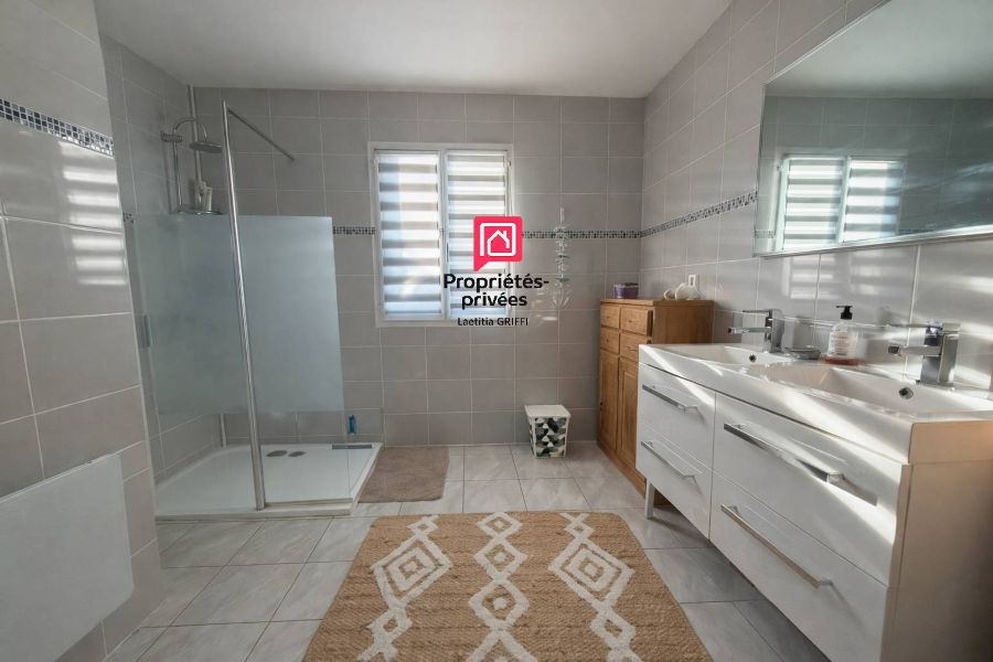 BAGNOLS-SUR-CEZE Maison Bagnols Sur Ceze 5 pièce(s) 144 m2 16