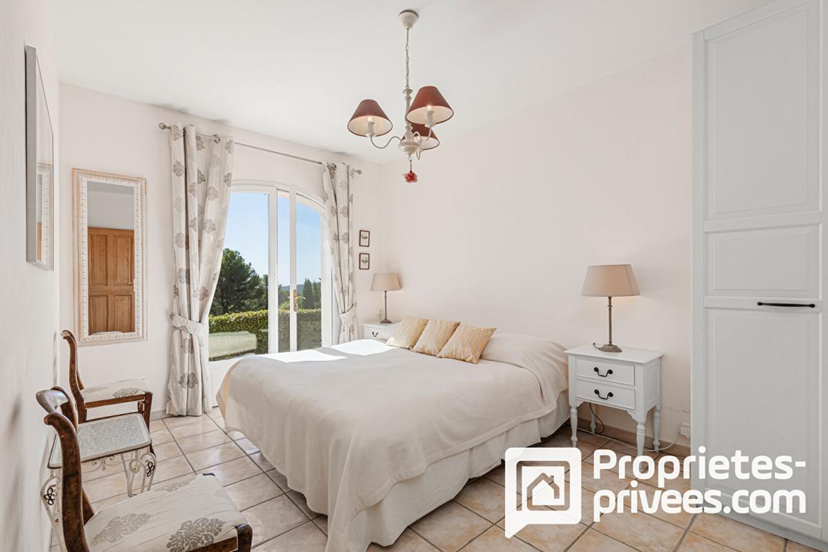 PEYMEINADE Villa de plain-pied avec grand garage au calme et vue dégagée 10