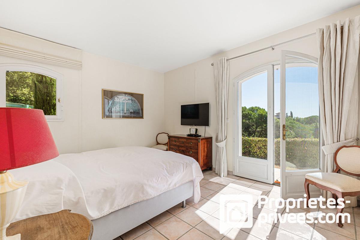 PEYMEINADE Villa de plain-pied avec grand garage au calme et vue dégagée 11