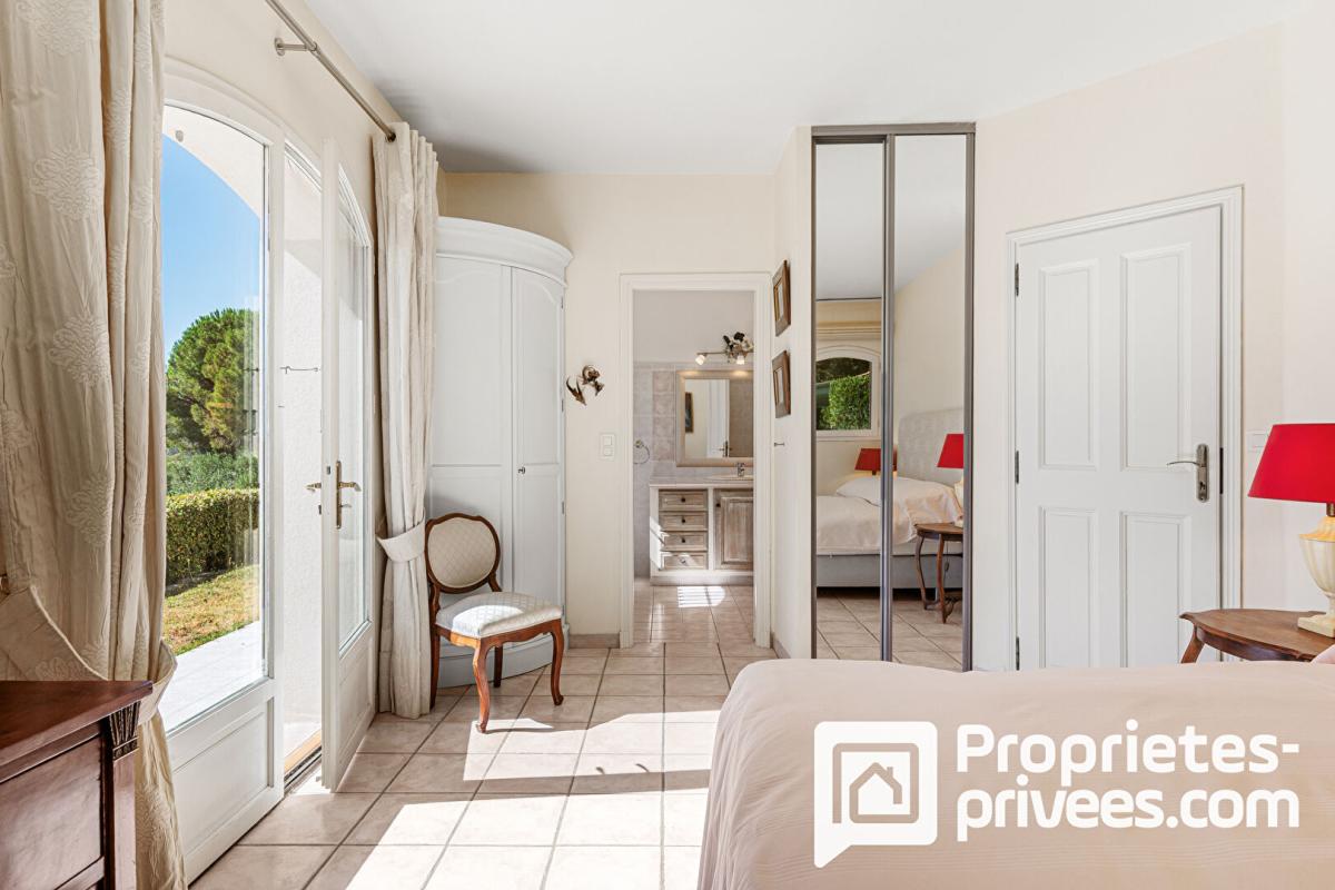 PEYMEINADE Villa de plain-pied avec grand garage au calme et vue dégagée 12