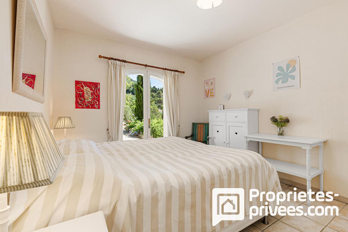 PEYMEINADE Villa de plain-pied avec grand garage au calme et vue dégagée 14