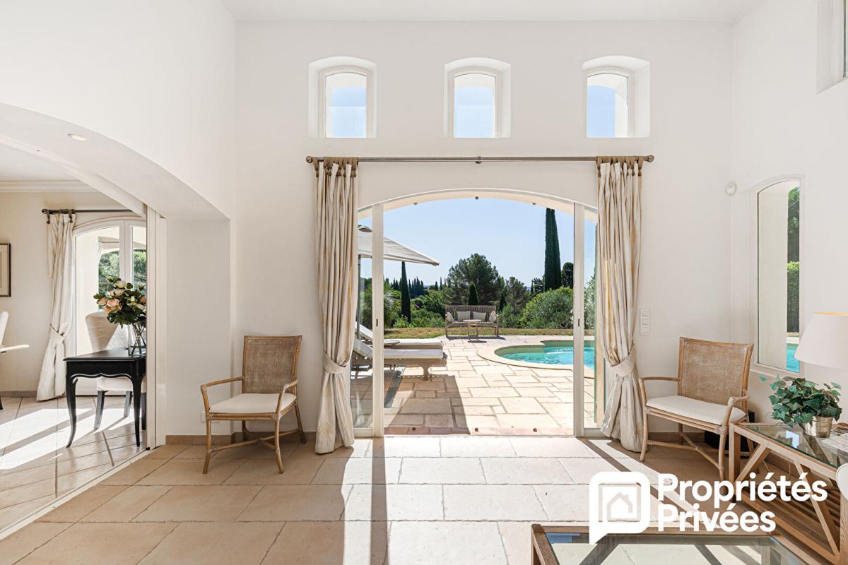 PEYMEINADE Villa de plain-pied avec grand garage et piscine au calme et vue dégagée 1