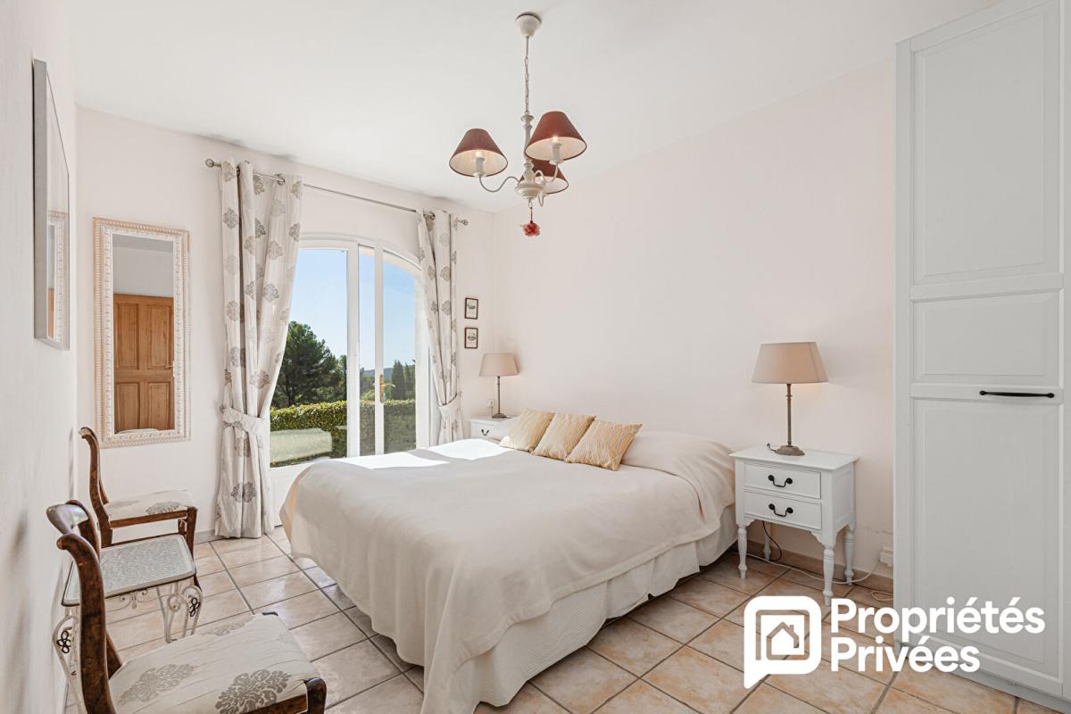 PEYMEINADE Villa de plain-pied avec grand garage et piscine au calme et vue dégagée 10