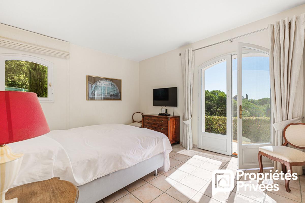 PEYMEINADE Villa de plain-pied avec grand garage et piscine au calme et vue dégagée 11