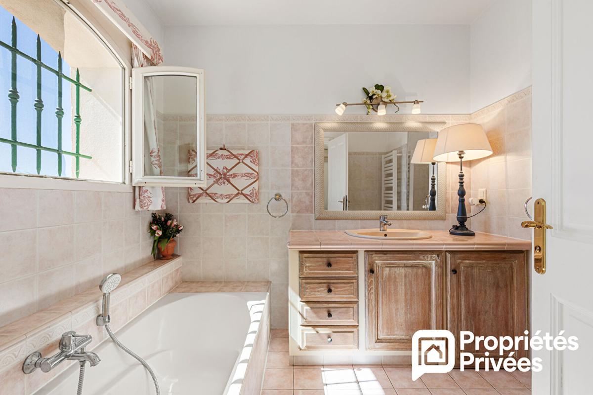 PEYMEINADE Villa de plain-pied avec grand garage et piscine au calme et vue dégagée 12