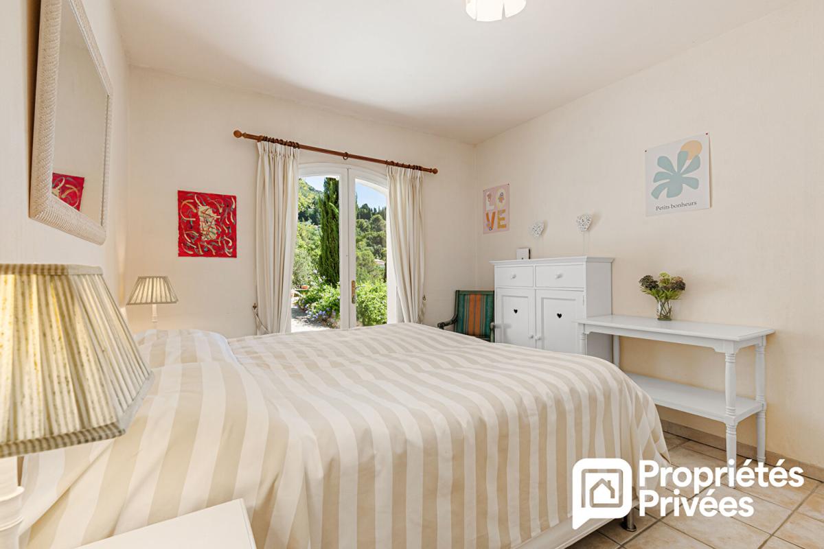 PEYMEINADE Villa de plain-pied avec grand garage et piscine au calme et vue dégagée 13