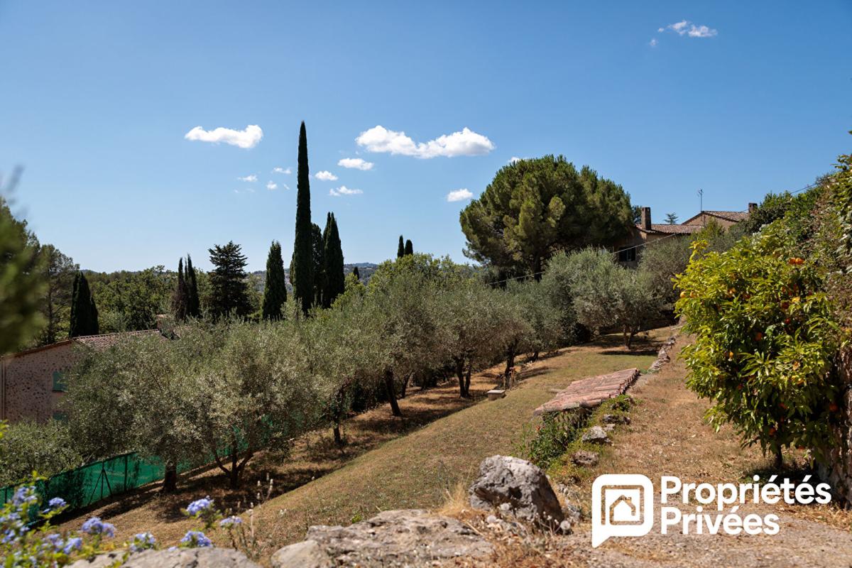 PEYMEINADE Villa de plain-pied avec grand garage et piscine au calme et vue dégagée 16