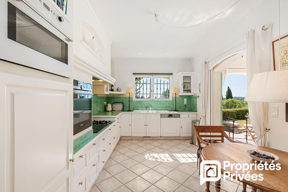 PEYMEINADE Villa de plain-pied avec grand garage et piscine au calme et vue dégagée 8