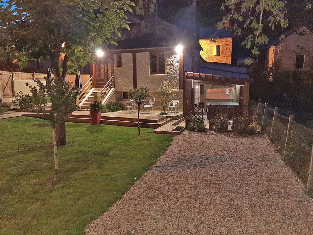 SALIGNAC-EYVIGUES Maison Salignac Eyvignes 12 pièce(s) 103 m2 15