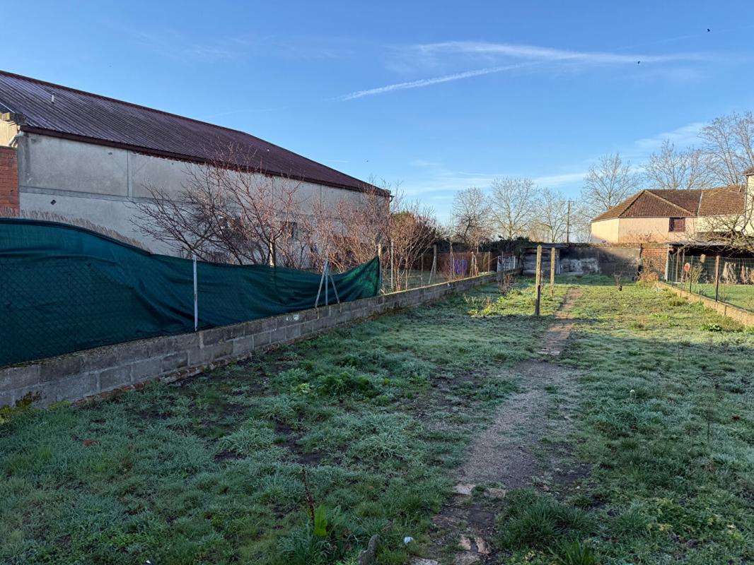 TOULON-SUR-ALLIER Maison Bessay Sur Allier + garage + caves + terrain + dépendances 5