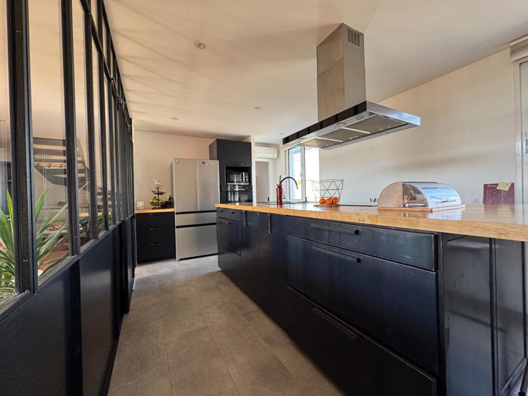 SAINT-LOUBES A Saint Loubès, Immeuble mixte de 388 m² - Appartement d'architecte spacieux - 6 pièces - 168 m2 -  Local commercial  de 220 m² - 385 m² de terrain - 10