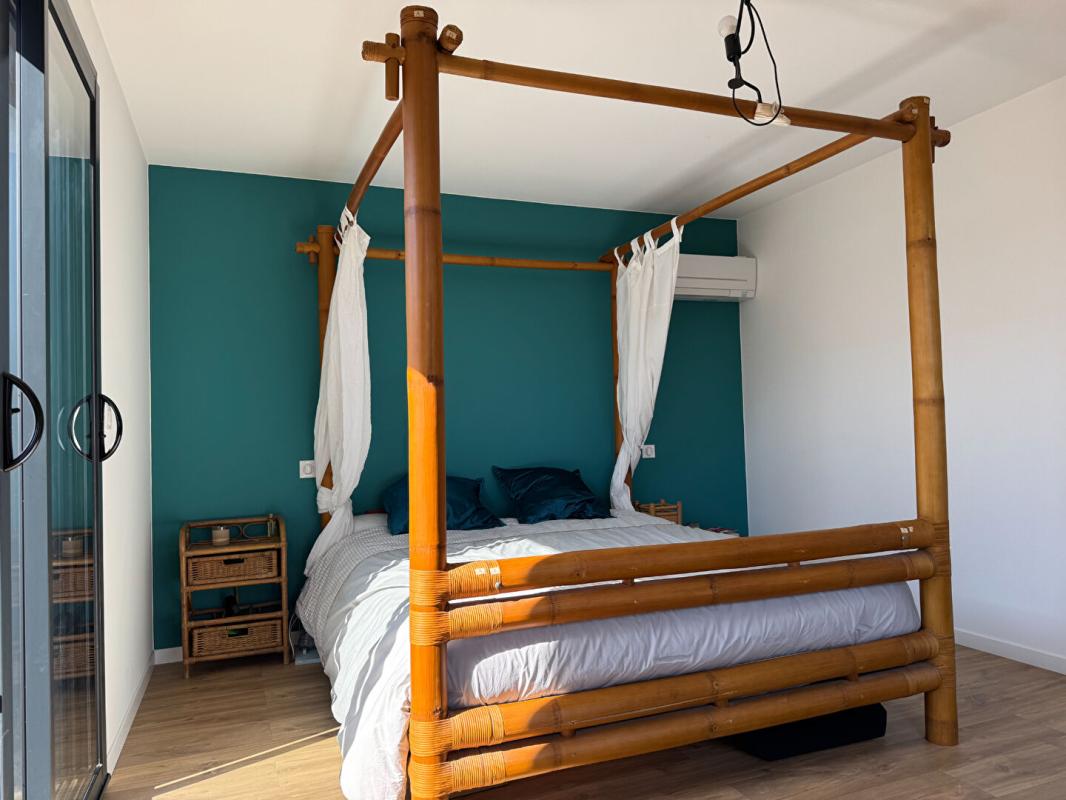 SAINT-LOUBES A Saint Loubès, Immeuble mixte de 388 m² - Appartement d'architecte spacieux - 6 pièces - 168 m2 -  Local commercial  de 220 m² - 385 m² de terrain - 11