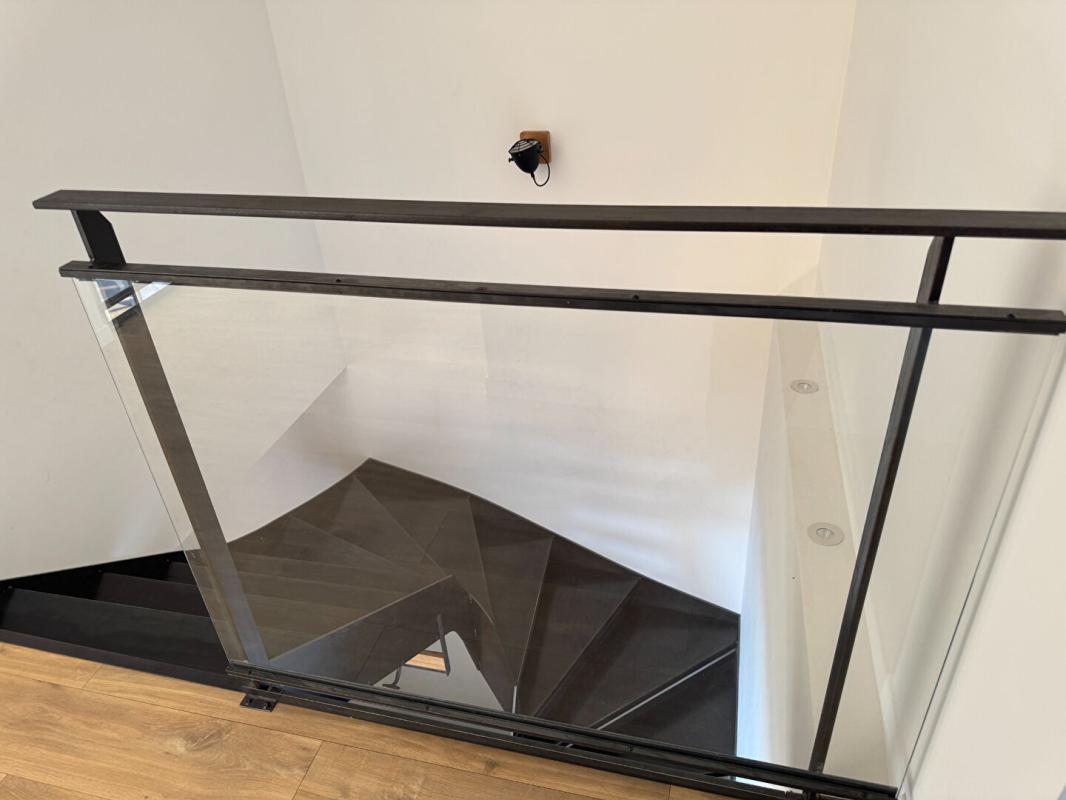 SAINT-LOUBES A Saint Loubès, Immeuble mixte de 388 m² - Appartement d'architecte spacieux - 6 pièces - 168 m2 -  Local commercial  de 220 m² - 385 m² de terrain - 13