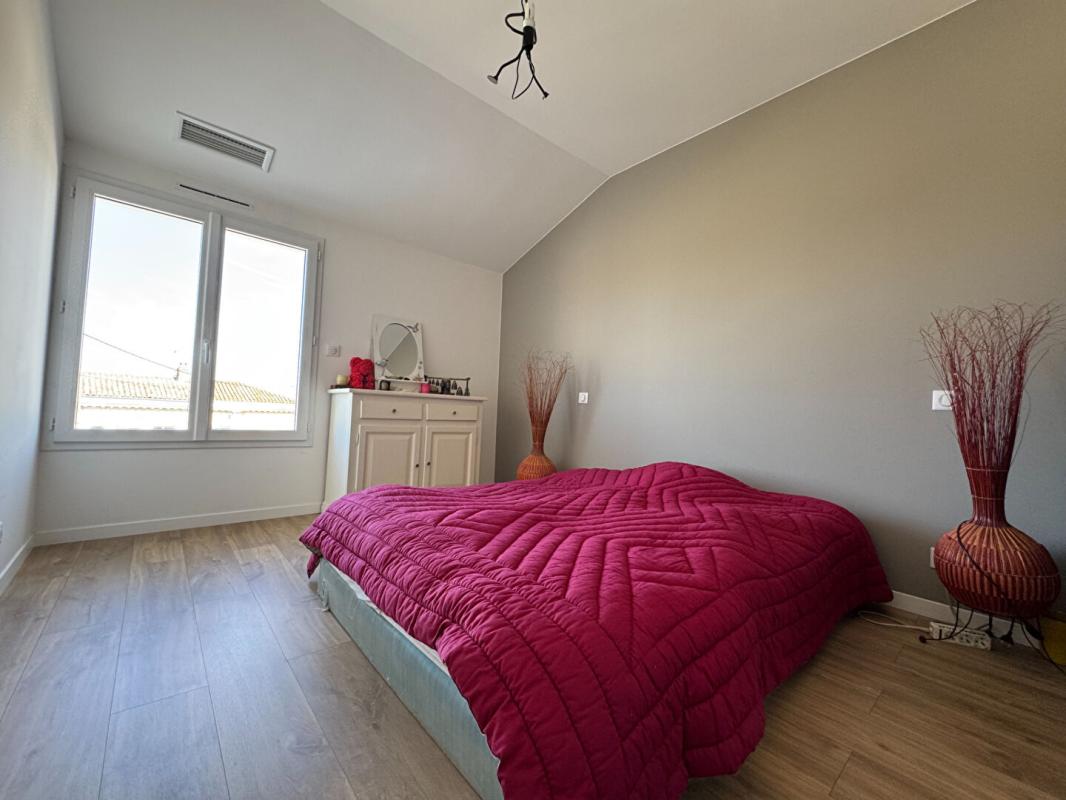 SAINT-LOUBES A Saint Loubès, Immeuble mixte de 388 m² - Appartement d'architecte spacieux - 6 pièces - 168 m2 -  Local commercial  de 220 m² - 385 m² de terrain - 14