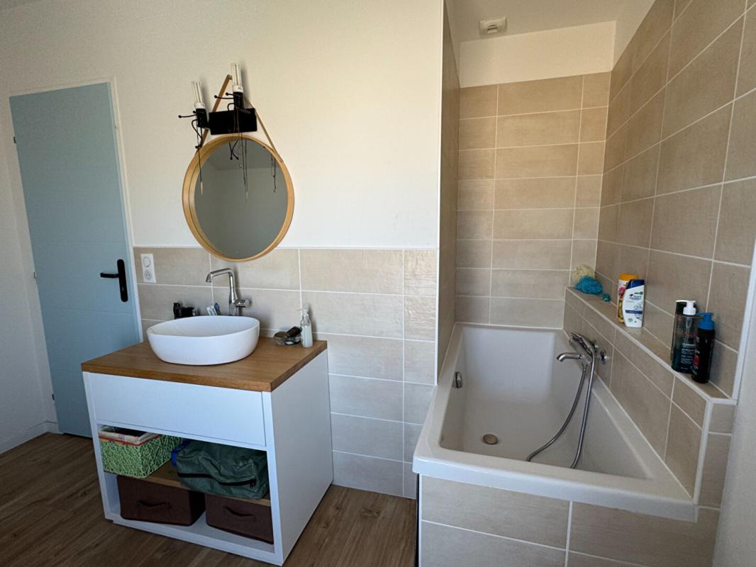 SAINT-LOUBES A Saint Loubès, Immeuble mixte de 388 m² - Appartement d'architecte spacieux - 6 pièces - 168 m2 -  Local commercial  de 220 m² - 385 m² de terrain - 16