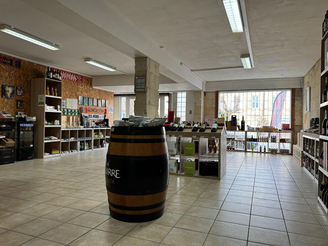 SAINT-LOUBES A Saint Loubès, Immeuble mixte de 388 m² - Appartement d'architecte spacieux - 6 pièces - 168 m2 -  Local commercial  de 220 m² - 385 m² de terrain - 17