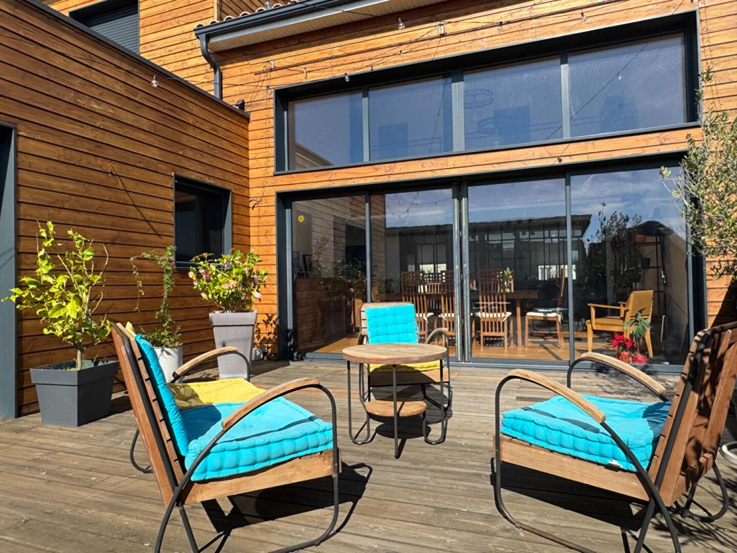 SAINT-LOUBES A Saint Loubès, Immeuble mixte de 388 m² - Appartement d'architecte spacieux - 6 pièces - 168 m2 -  Local commercial  de 220 m² - 385 m² de terrain - 2