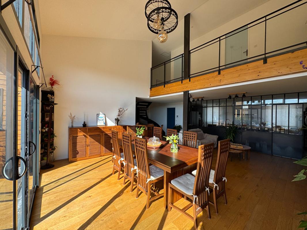 SAINT-LOUBES A Saint Loubès, Immeuble mixte de 388 m² - Appartement d'architecte spacieux - 6 pièces - 168 m2 -  Local commercial  de 220 m² - 385 m² de terrain - 4