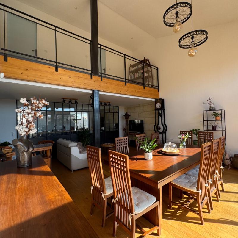 SAINT-LOUBES A Saint Loubès, Immeuble mixte de 388 m² - Appartement d'architecte spacieux - 6 pièces - 168 m2 -  Local commercial  de 220 m² - 385 m² de terrain - 5