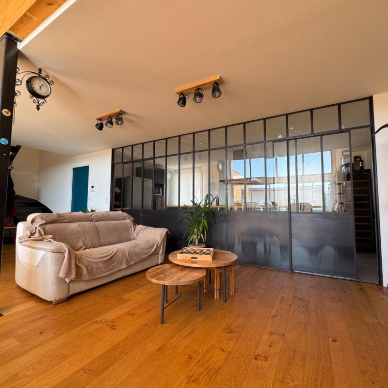 SAINT-LOUBES A Saint Loubès, Immeuble mixte de 388 m² - Appartement d'architecte spacieux - 6 pièces - 168 m2 -  Local commercial  de 220 m² - 385 m² de terrain - 7