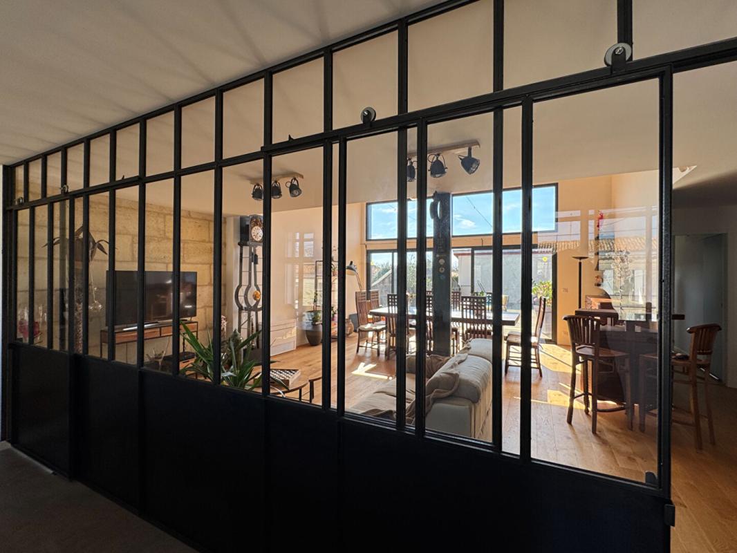 SAINT-LOUBES A Saint Loubès, Immeuble mixte de 388 m² - Appartement d'architecte spacieux - 6 pièces - 168 m2 -  Local commercial  de 220 m² - 385 m² de terrain - 8