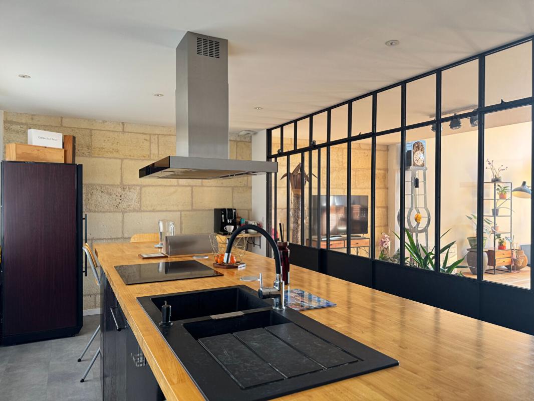 SAINT-LOUBES A Saint Loubès, Immeuble mixte de 388 m² - Appartement d'architecte spacieux - 6 pièces - 168 m2 -  Local commercial  de 220 m² - 385 m² de terrain - 9