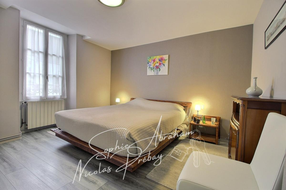 MEREVILLE Charme et volumes : magnifique maison en pierre au coeur de Méréville 11