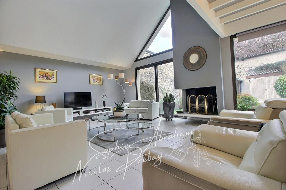 MEREVILLE Charme et volumes : magnifique maison en pierre au coeur de Méréville 5