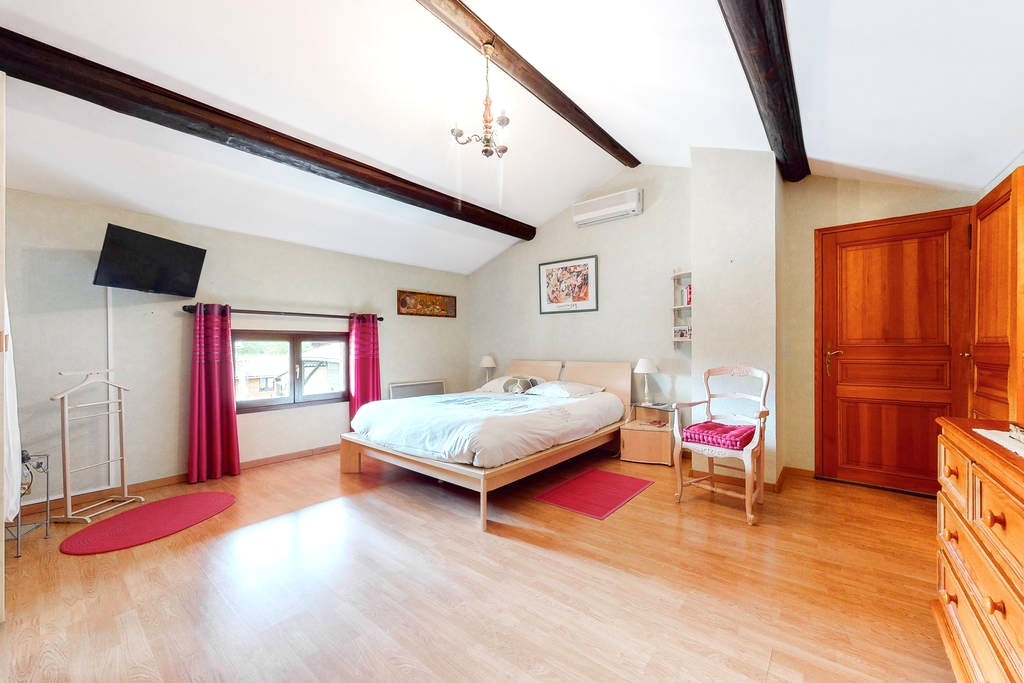 GIFFAUMONT-CHAMPAUBERT Superbe Maison de Village, Villa ou Propriété de Charme de 239 m² Entièrement Rénovée, avec sa Piscine chauffée, Poolhouse, Garage, Terrain de Pétanque, Dépendances et Terrain Clos et Arboré de 2874 m² 14