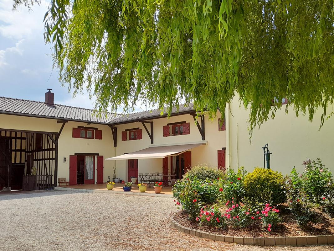 GIFFAUMONT-CHAMPAUBERT Superbe Maison de Village, Villa ou Propriété de Charme de 239 m² Entièrement Rénovée, avec sa Piscine chauffée, Poolhouse, Garage, Terrain de Pétanque, Dépendances et Terrain Clos et Arboré de 2874 m² 15