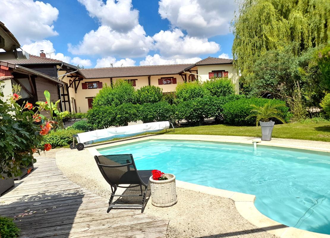 GIFFAUMONT-CHAMPAUBERT Superbe Maison de Village, Villa ou Propriété de Charme de 239 m² Entièrement Rénovée, avec sa Piscine chauffée, Poolhouse, Garage, Terrain de Pétanque, Dépendances et Terrain Clos et Arboré de 2874 m² 16